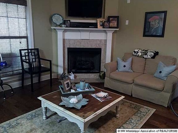 4th image of 1406 E Lakefront Dr