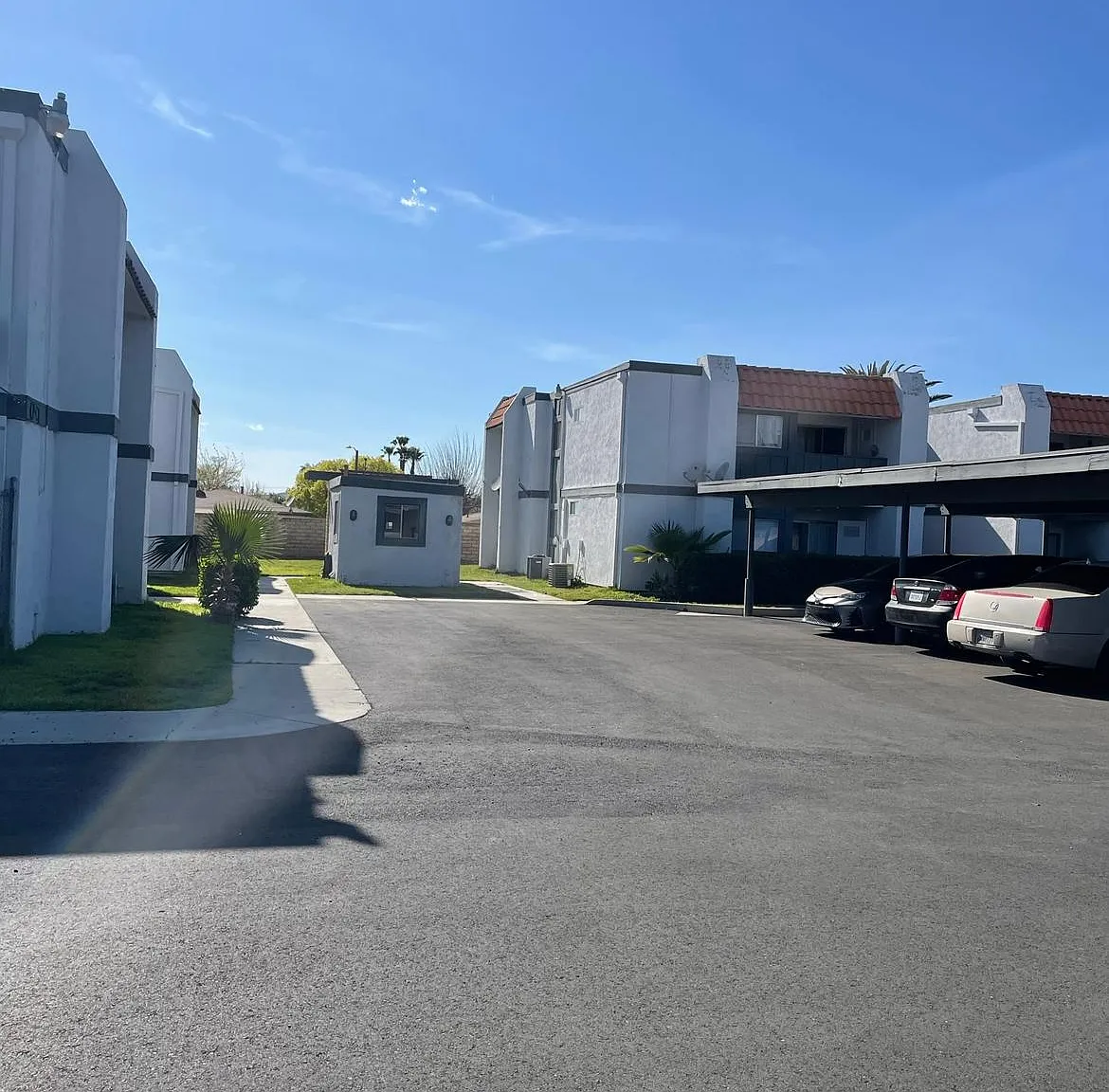 2100 W Devonshire Ave — Photo 1