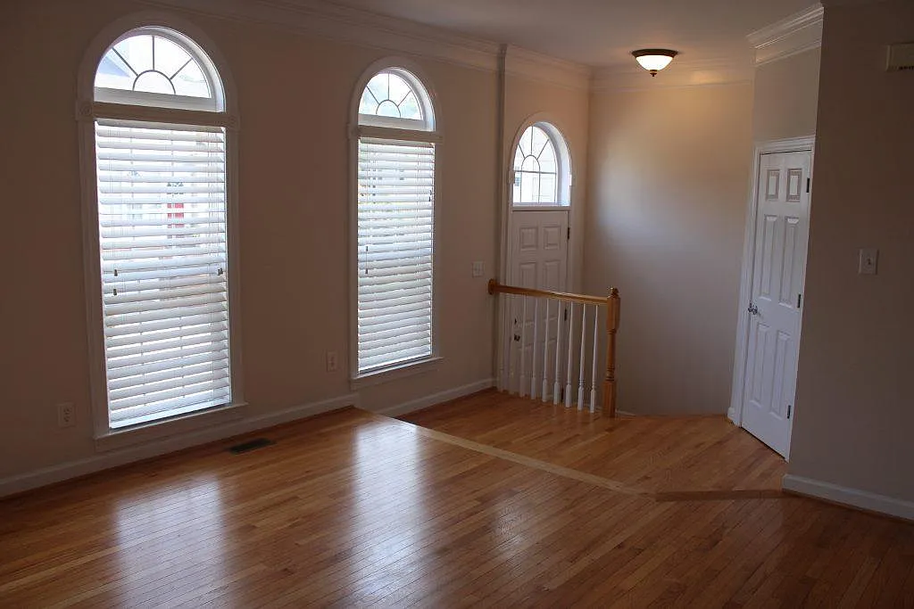 3 bed, 3.5 bath, 2890 sqft, $2,250 — Photo 3
