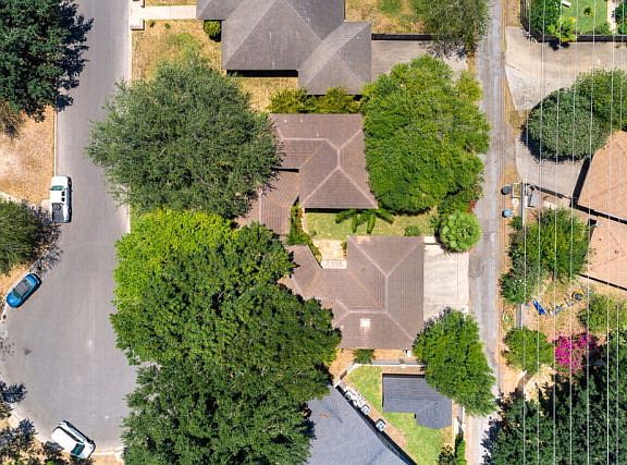 3rd image of 125 E Tulip Ave