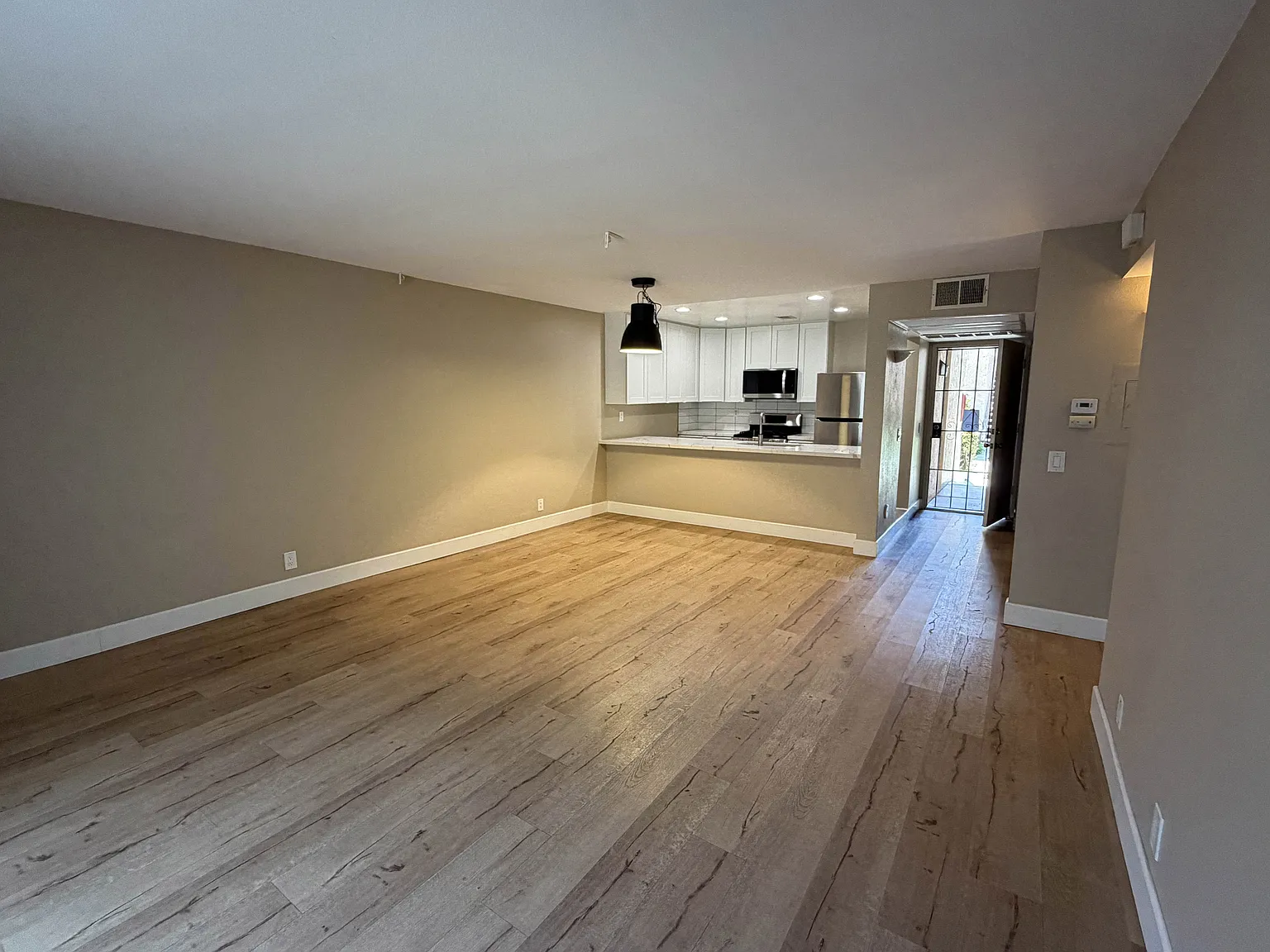 2 bed, 868 sqft, $3,400 — Photo 3