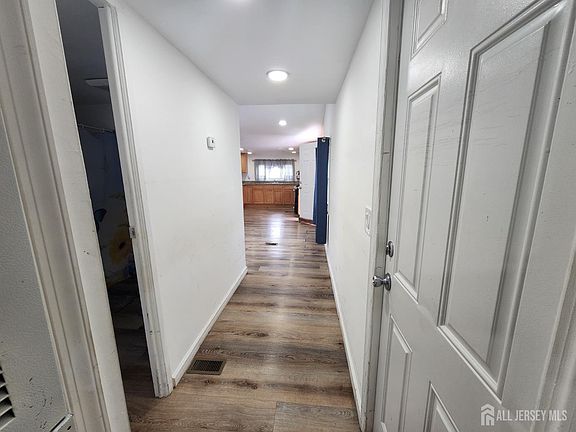 4th image of 44 Coke Ave