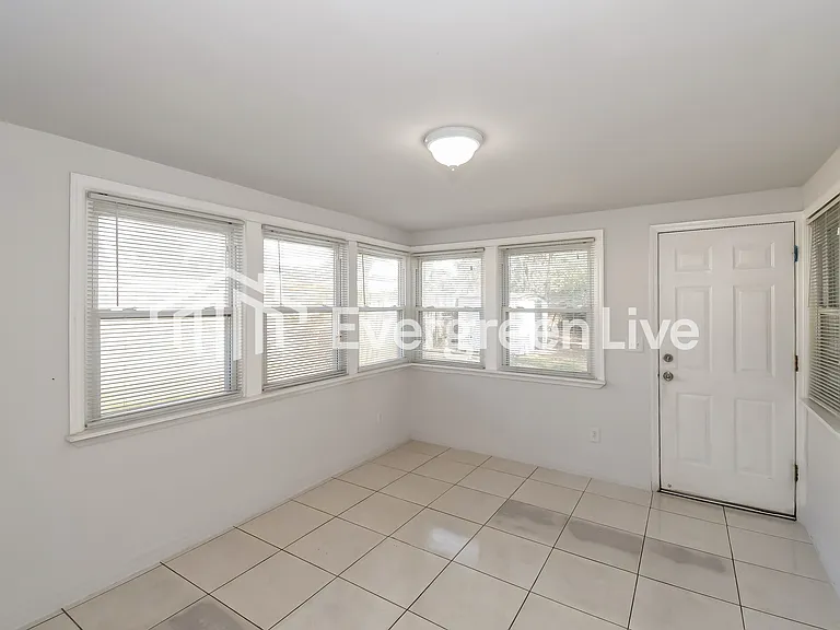 2835 Belair Rd W — Photo 6