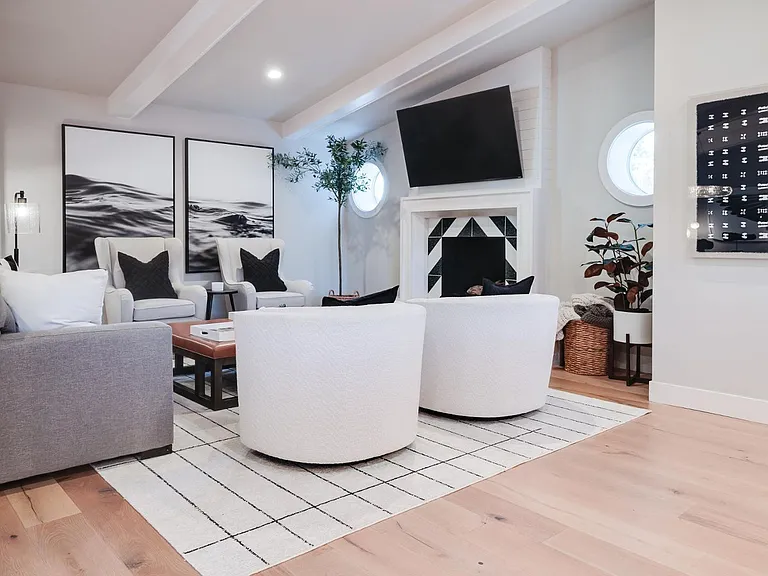 243 W Harmont Dr — Photo 11