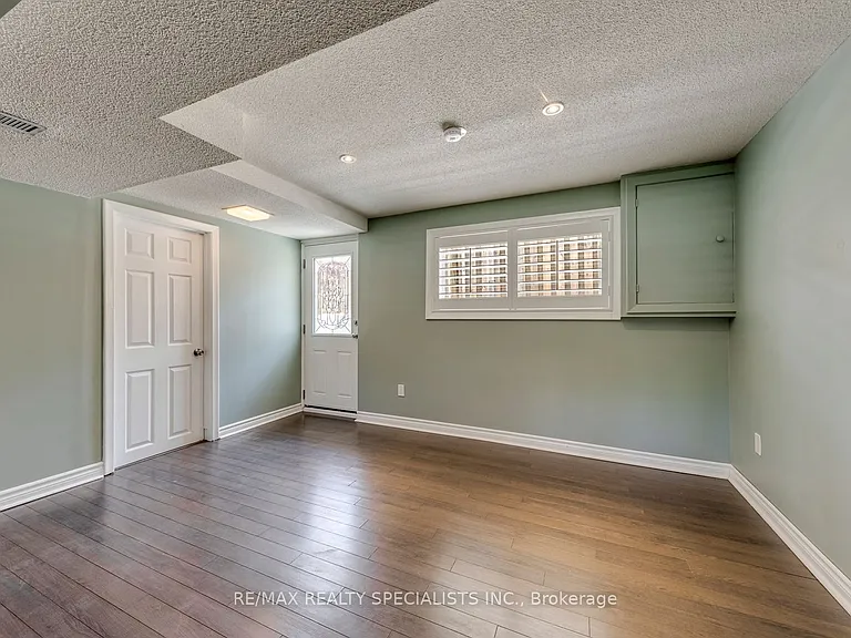 5 Country Club Dr — Photo 37