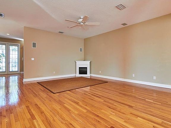4th image of 139 Yacht Club Cir