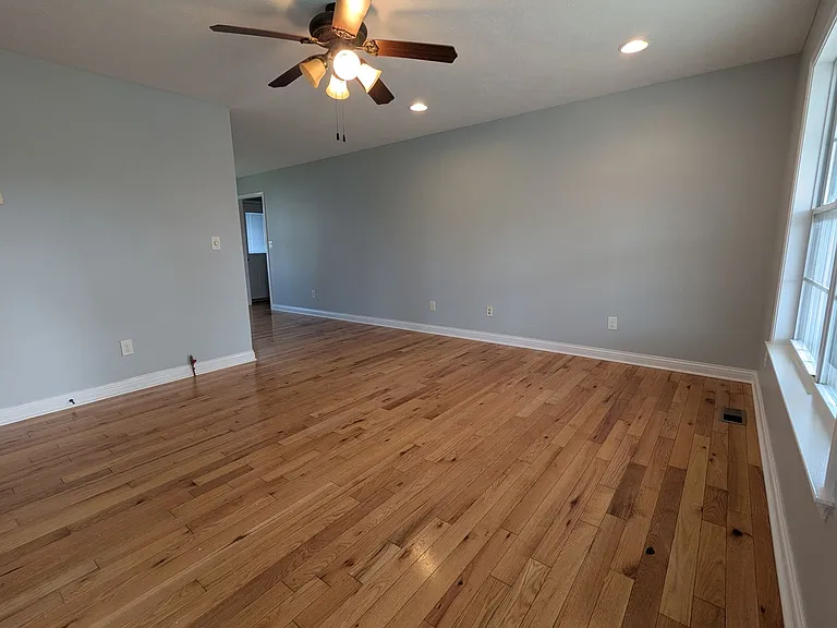 398 Pinewood Dr — Photo 4
