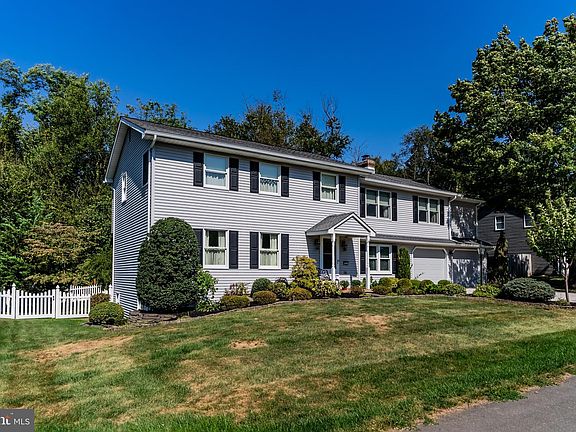 2nd image of 914 Bonny Ln