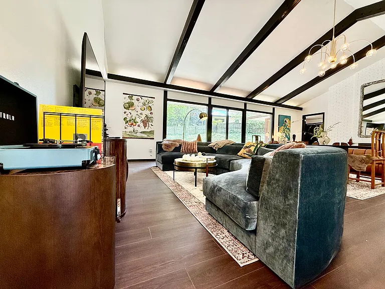 527 Valewood Ln — Photo 8