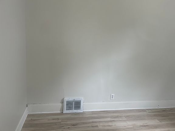 4th image of 1630 Kearney Ave