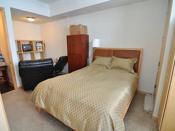 Bedroom w/Walk-in Closet