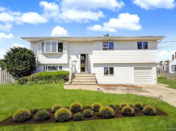 14 Laurel Place, Bethpage, NY 11714
