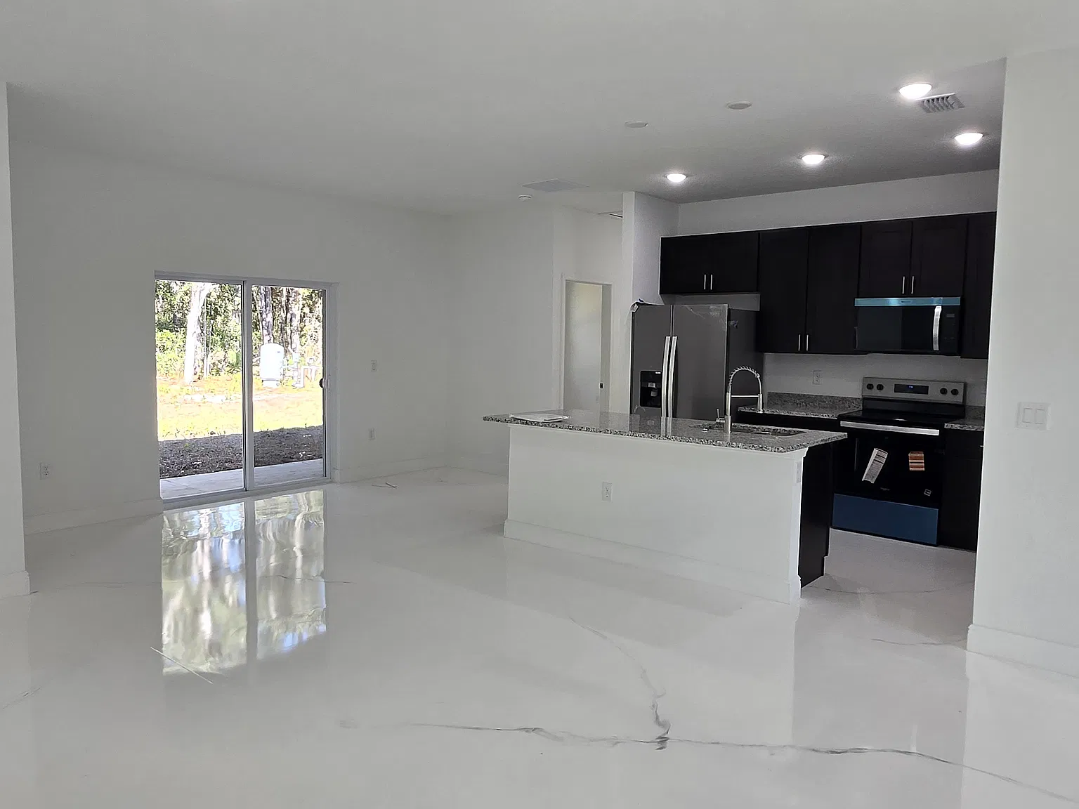 4 bed, 1886 sqft, $2,200 — Photo 4