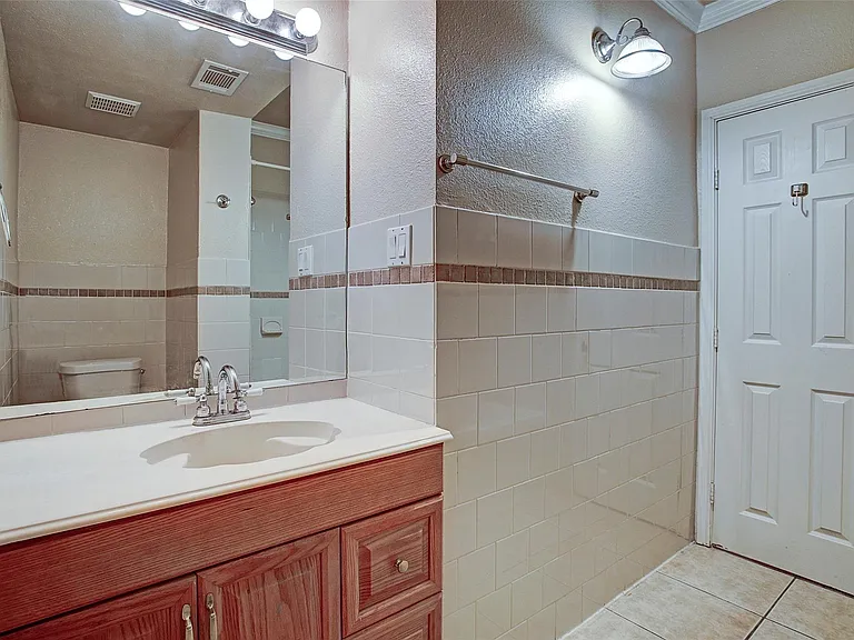 315 W Saulnier St #A — Photo 11