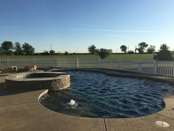Saltwater pool & hot tub