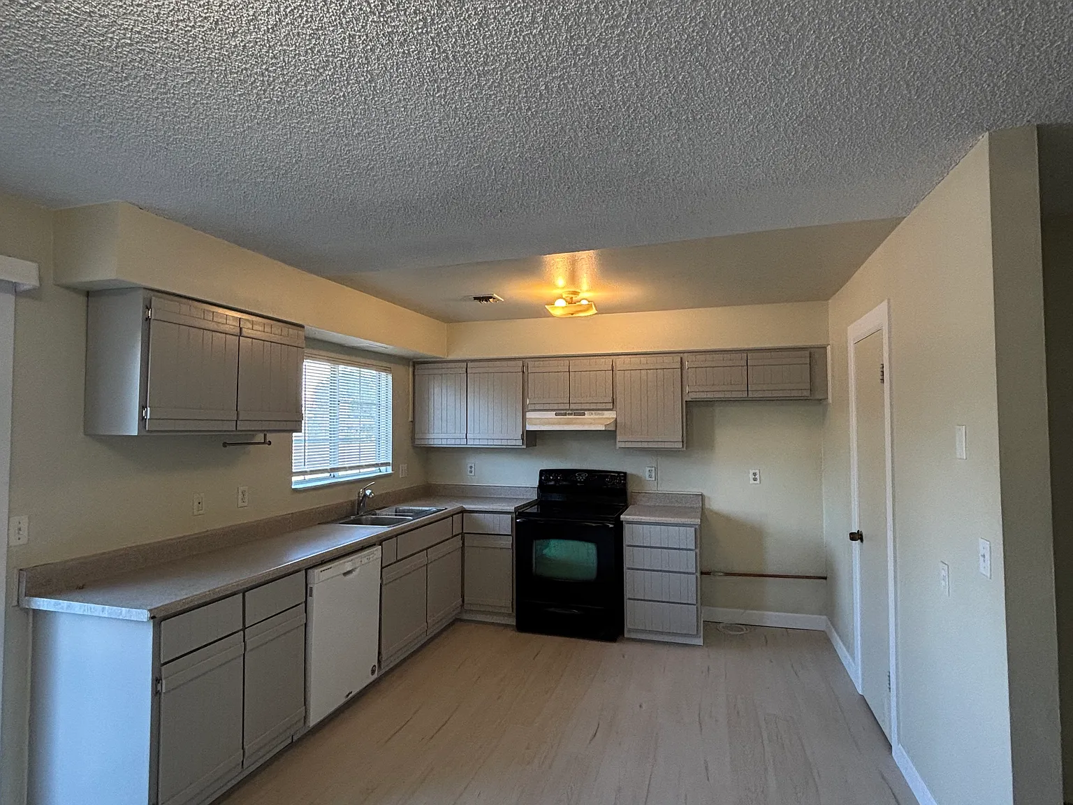 3 bed, 1206 sqft, $2,200 — Photo 2