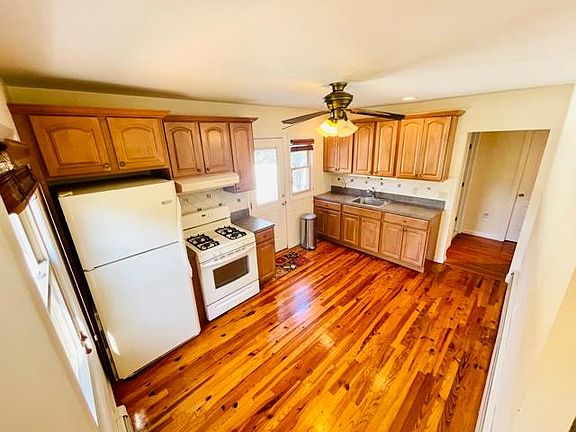3rd image of 1038 Van Buren Ave
