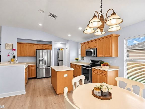 3rd image of 424 La Perouse St