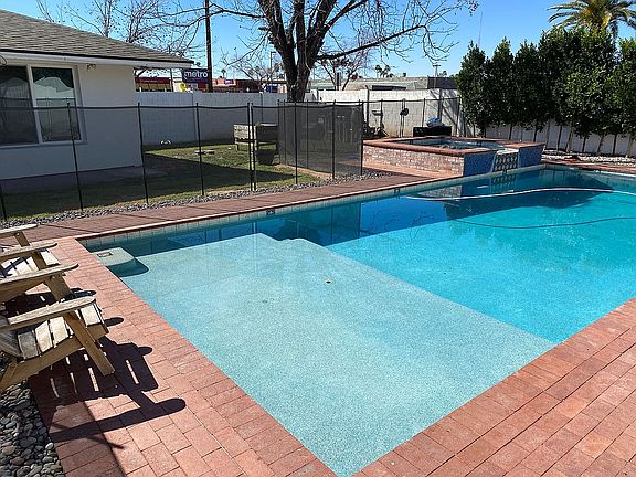 4th image of 4002 E Catalina Dr