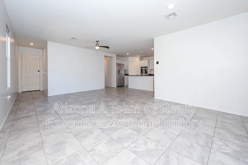 3 bed, 2.0 bath, 1465 sqft, $1,995 — Photo 3