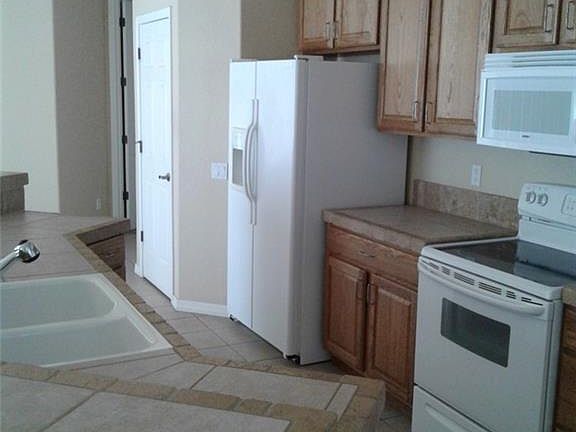 3rd image of 2788 Esmerelda Dr