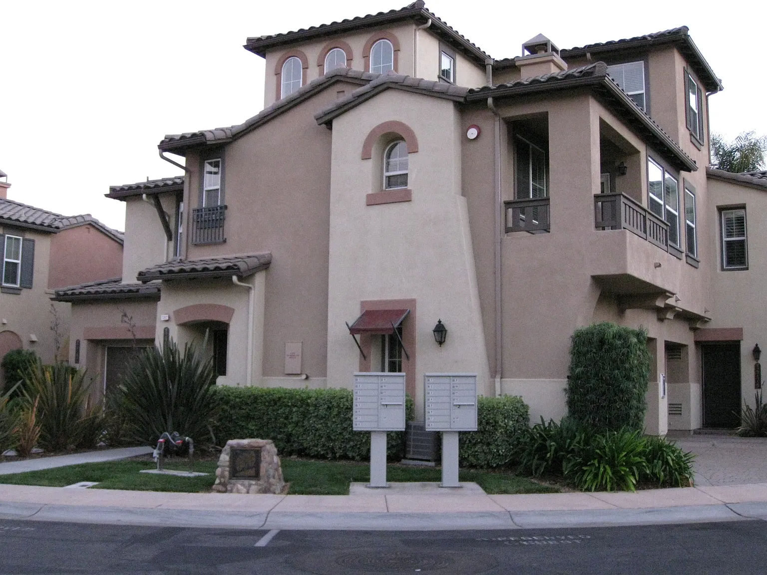3 bed, 1340 sqft, $4,595 — Photo 1