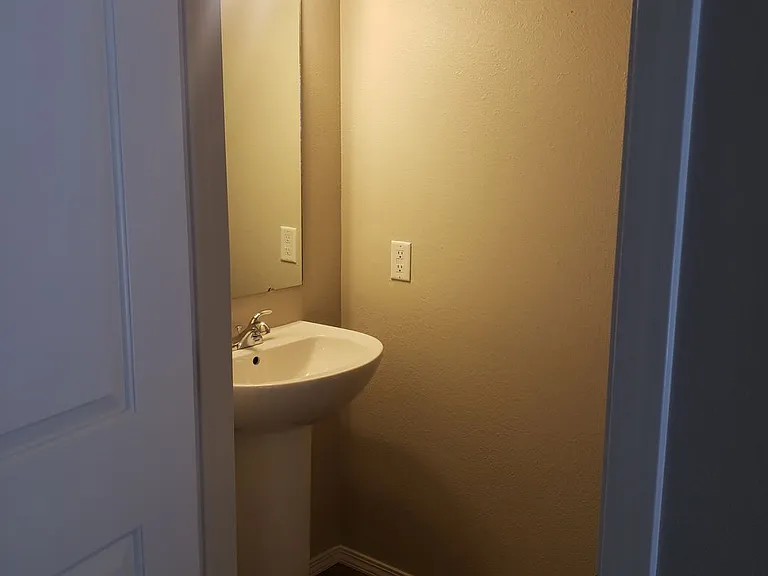 1452 N Allumbaugh St — Photo 6