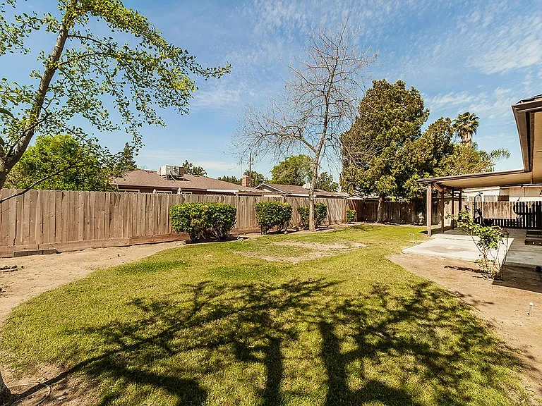 4411 N Winery Ave — Photo 24