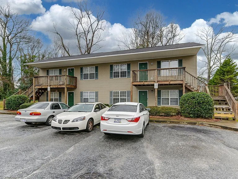 122 Hazelwood Ct — Photo 3