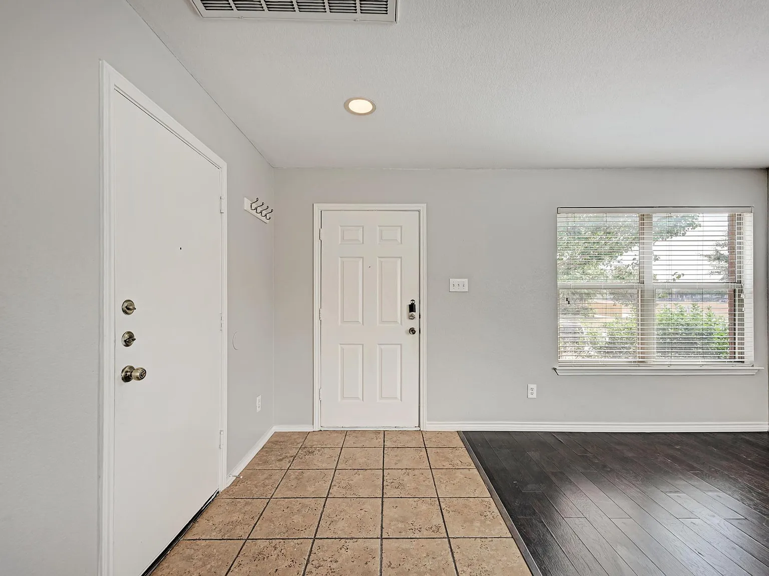 4 bed, 2.5 bath, 2517 sqft, $2,100 — Photo 4
