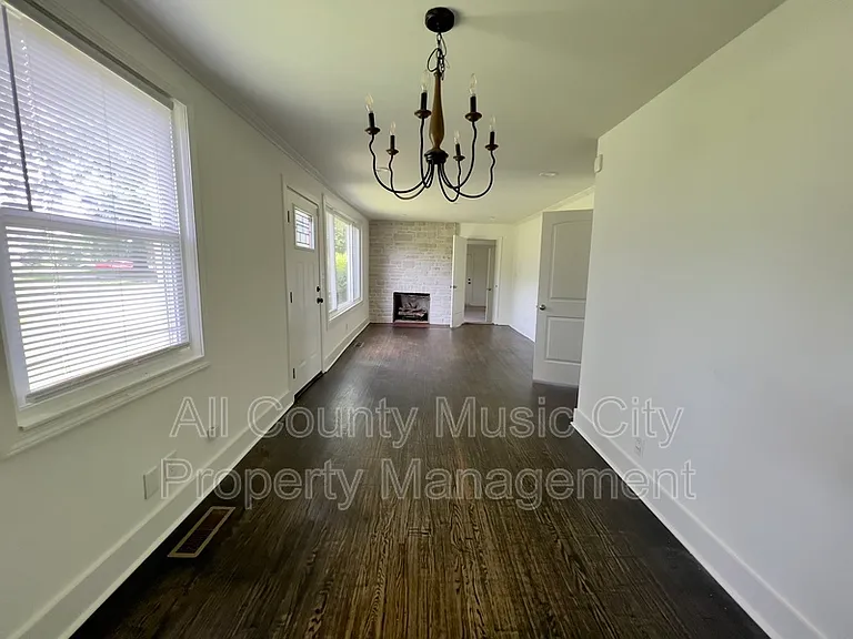 1013 Chadwell Dr — Photo 4