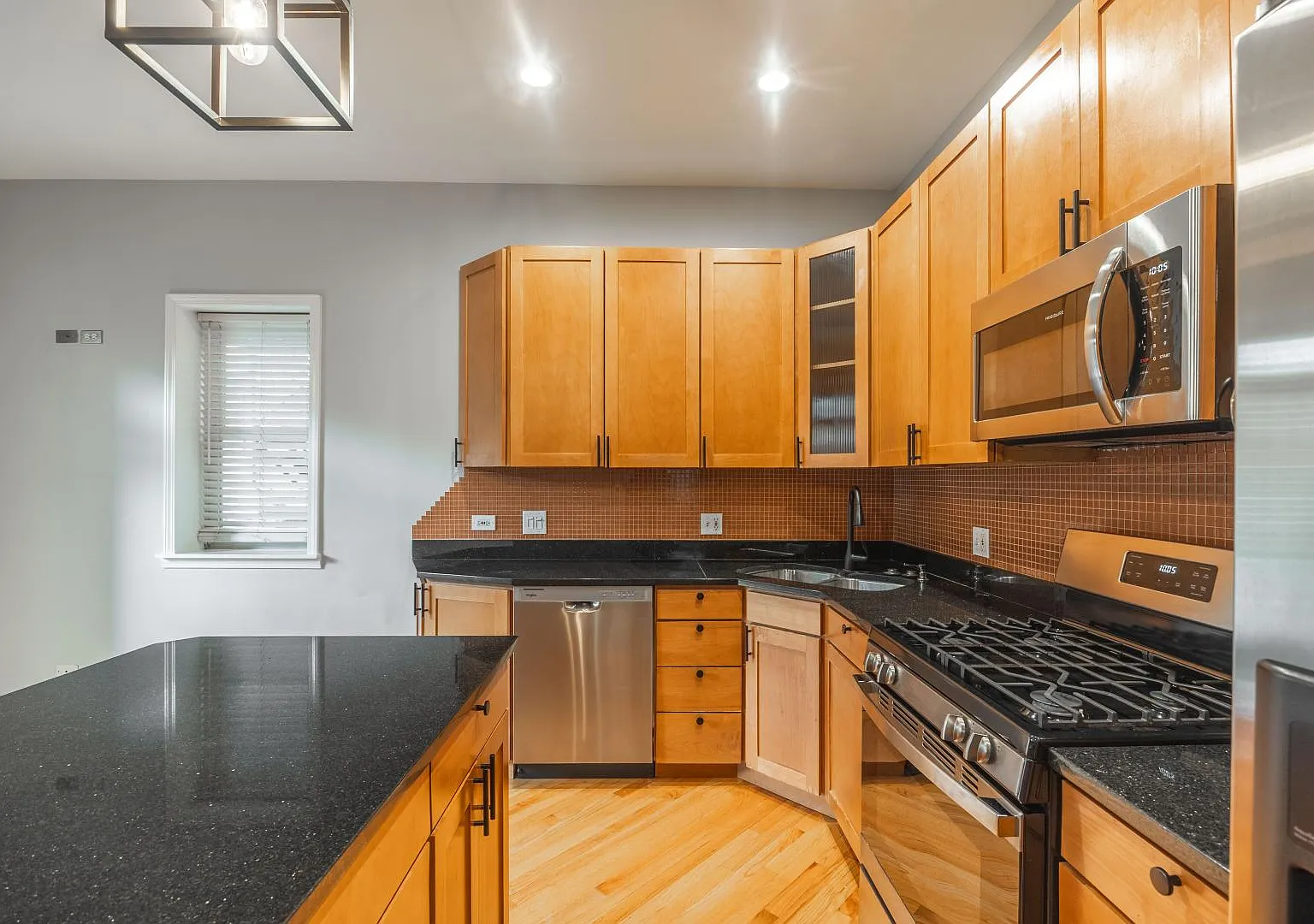 4 bed, 3.5 bath, 2900 sqft, $6,100 — Photo 4