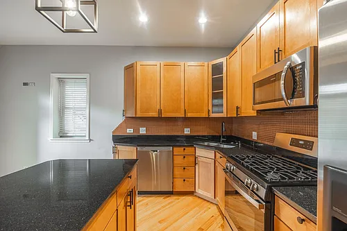 1327 W Walton St #2 Photo 1