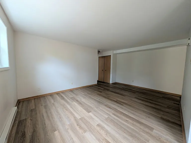 390 W Walnut St — Photo 7