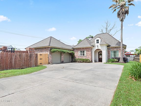 3rd image of 11 Oakthorn Ct