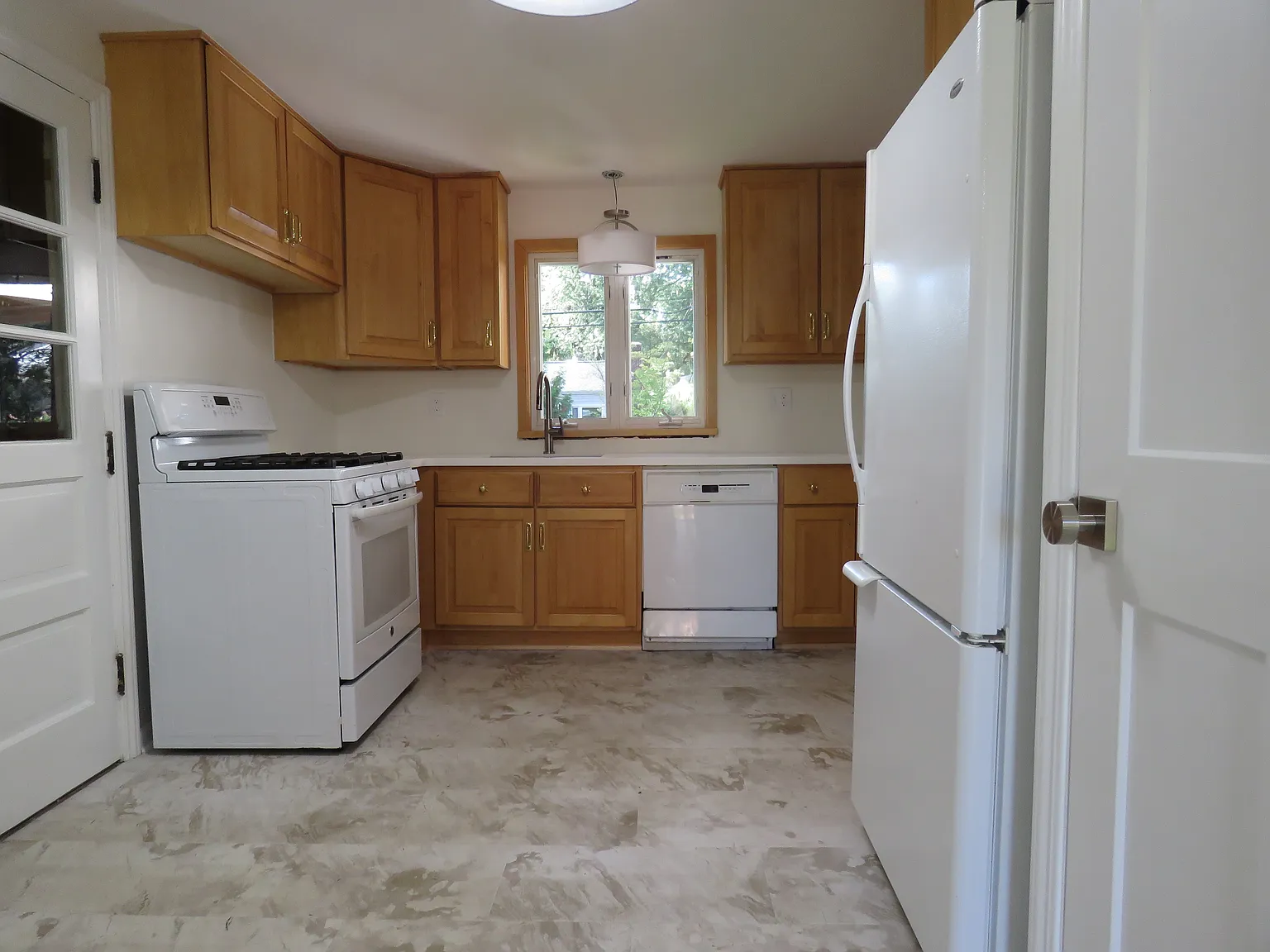 3 bed, 1.5 bath, 1447 sqft, $2,950 — Photo 2