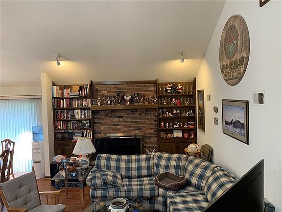 5th image of 9 Woodbridge Ln