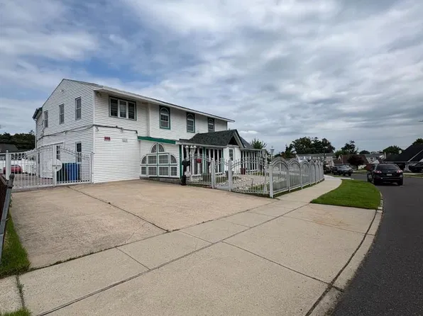 10 Middle Rd, Levittown, PA 19056