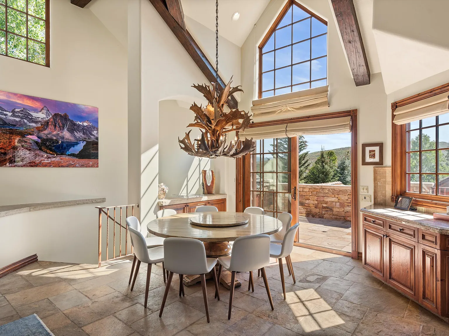 5 bed, 5.5 bath, 5000 sqft, $45,000 — Photo 2