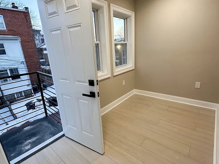 Balcony/Den