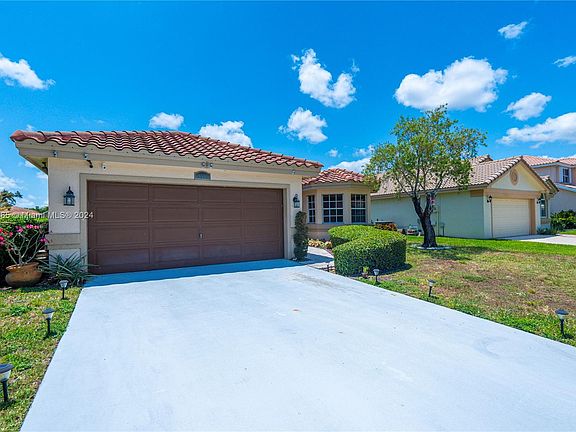 4th image of 8537 Tourmaline Blvd
