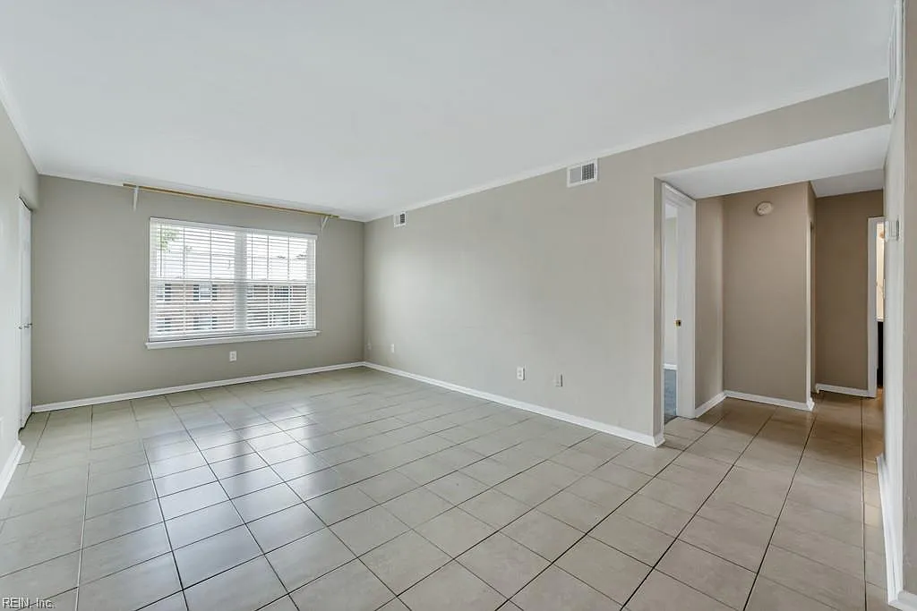 1015 Barclay Sq — Photo 2