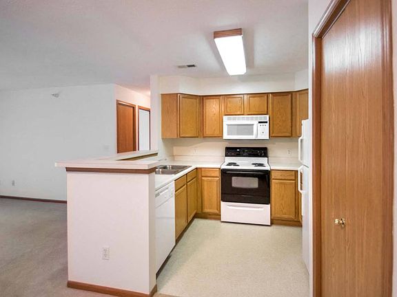 One Bedroom/One Bathroom: 810 SF
