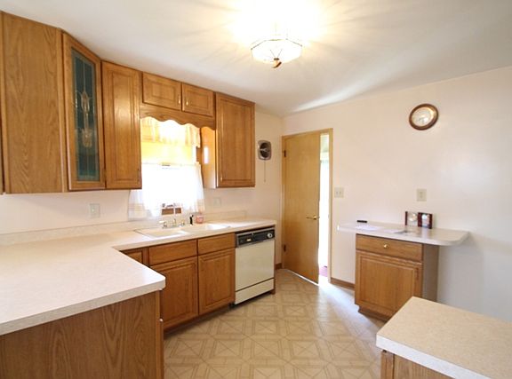 3rd image of 2827 E Bottsford Ave