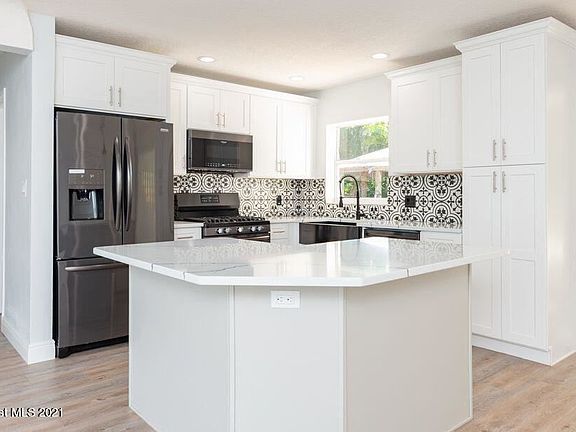 5th image of 380 Albatross Dr