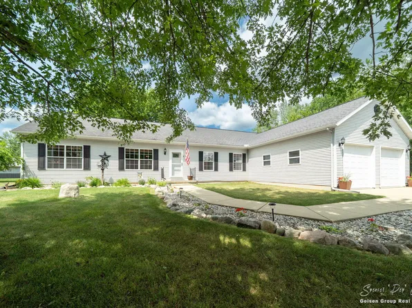 6943 Riverwood Dr, Belding, MI 48809