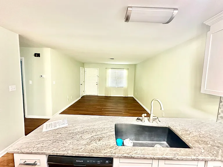 102 Ashleigh Ct — Photo 5