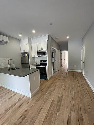 3rd image of 370 Willis Ave APT 1