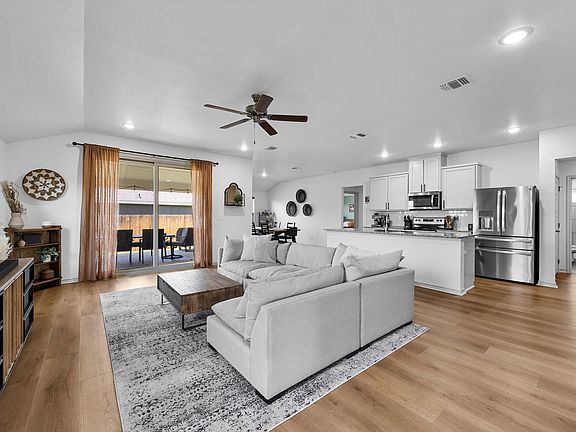 4th image of 826 Freedom Cir