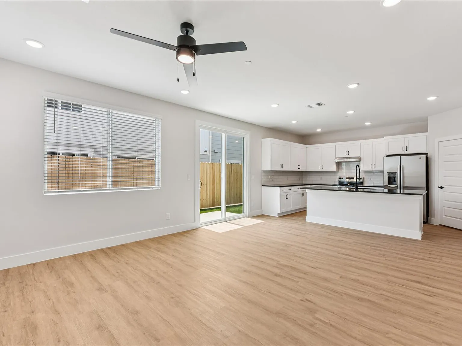 4 bed, 2.5 bath, 1944 sqft, $2,660 — Photo 3